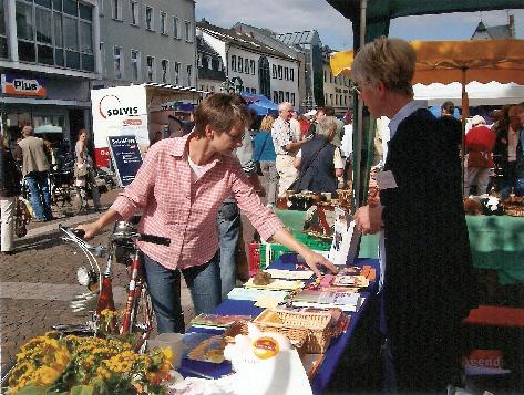 Leierkasten Stand mit Radfahrerin